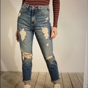 Size 11R Hollister Ultra High-Ris Mom Jeans
